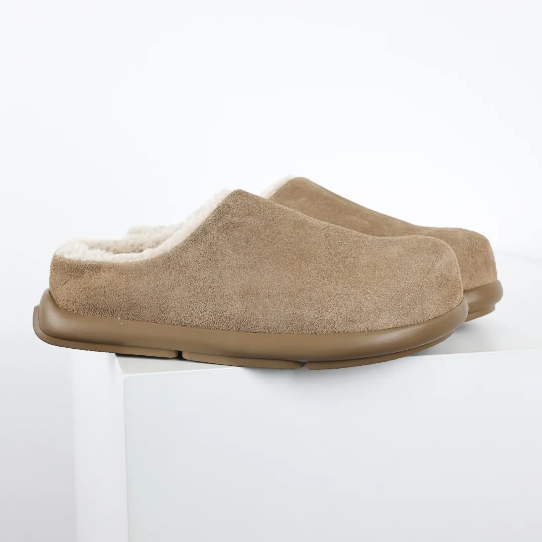 Pick up locally💰560 Core recommendation Good price Independently developed original outsole and cashmere insole to keep you warm in winter and suitable for home use. In the new year, uug launched a style series, which is partially geared towards the preferences of young consumers and has also moved to the forefront of fashion trends. Shoe body material Water-repellent coated suede upper 17 mm UGGPURE™ implanted wool insole Lightweight non-slip comfortable rubber outsole With brand LOGO trademark Comes with a full set of packaging Size: 35 36 37 38 39 40 41 42 43 44